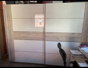 Schwebetürenschrank abzugeben