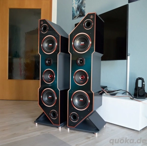 ein großer, schwarz gestylter Lautsprecher neue