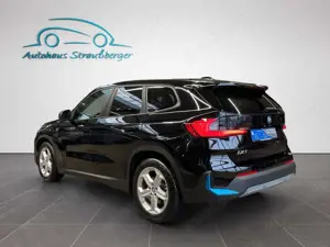 BMW iX1 30 xDrive ACC Pano AHK KZU adpt.LED HiFi QI Bild 5