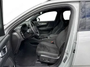 Volvo XC40 Plus Dark Bild 4