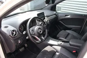 Mercedes-Benz B 180 AUTOMATIK PEAK EDITION AMG NAVI LED PDC 2H Bild 4