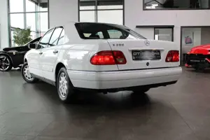 Mercedes-Benz E 200 ELEGANCE AUT.  *OLDTIMER* H-KENNZEICHEN! Bild 4