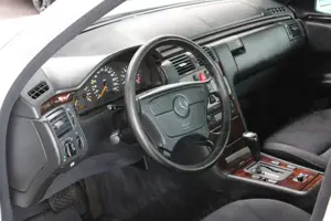 Mercedes-Benz E 200 ELEGANCE AUT.  *OLDTIMER* H-KENNZEICHEN! Bild 3