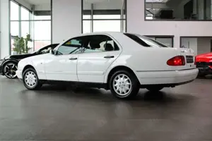 Mercedes-Benz E 200 ELEGANCE AUT.  *OLDTIMER* H-KENNZEICHEN! Bild 2