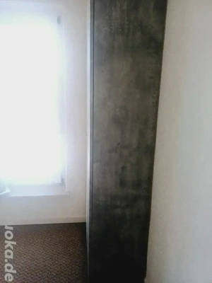 Verkaufe einen Schrank mit minimalen Gebrauchsspuren 