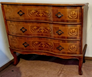 Edle Kommode mit Intarsien aus Nußbaum