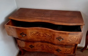 Edle Kommode mit Intarsien aus Nußbaum