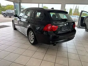 BMW 320 3 Touring 320d PANO AUTOMATIK KEYLESS Bild 4