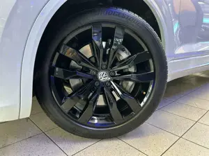 Volkswagen Touareg 4.0 TDI V8 Automatik R-Line 4M+LED+HUD Bild 2