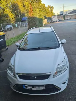 Ford Focus Turnier 1.8 White Magic Bild 1