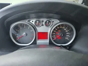 Ford Focus Turnier 1.8 White Magic Bild 4