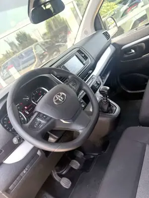 Toyota Proace Verso 2,0-D L2 9-Sitzer Shuttle Comfort *AHK* Bild 5
