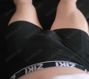 Mann bietet seine unterwäsche oder Socken an ;)