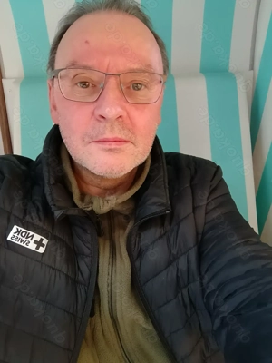 Mann steht auf kleine Männer