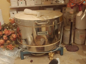 Professioneller Brennofen für Keramik mit Zubehör.