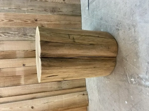 Alter massiver Eichenstamm   Blumenständer aus Massivholz
