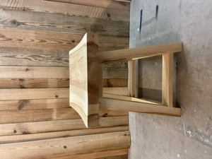 Handgefertigter Hocker aus massivem Eschenholz