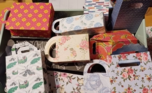 Ehrenamtlich Geschenke verpacken 