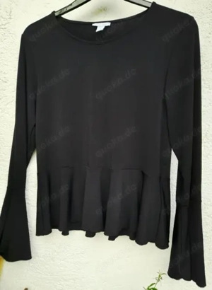 Süße Shirt-Bluse Gr. 44-46 schwarz mit weiten Trompetenärmeln