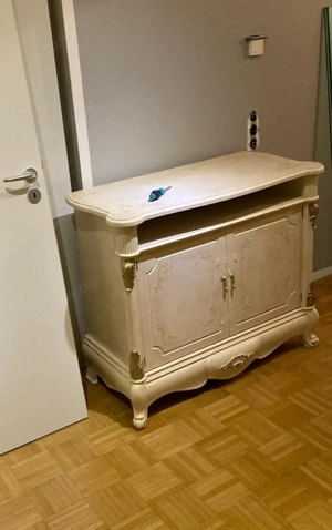 Fernsehtisch in Barockstil