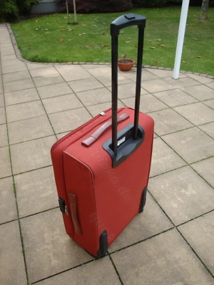 roter Koffer mit Rollen (Samsonite) zu verschenken