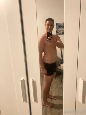 Gut bestückter Mann hilft beim renovieren im Haushalt oder sonstigen Tätigkeiten