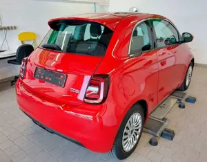 Fiat 500e RED 118PS 42KWh Tech-Paket Bild 2