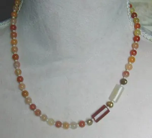 Regenbogenachatkette mit goldfarbenen Süsswasserperlen