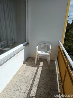 moeblierte Zimmer mit Bad und Balkon