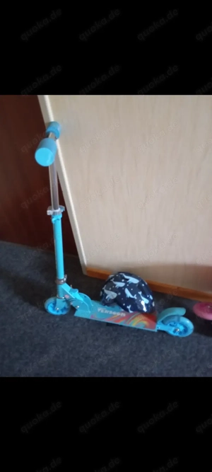 Kinderroller mit Helm zu verkaufen 