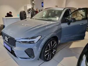 Volvo XC60 Ultimate Dark AWD Pano BW Luft Standh AHK 360° Bild 4