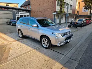 Mitsubishi Outlander Instyle 4WD 2.2 DI-D*7-Sitzer*AHK*NAVI Bild 3