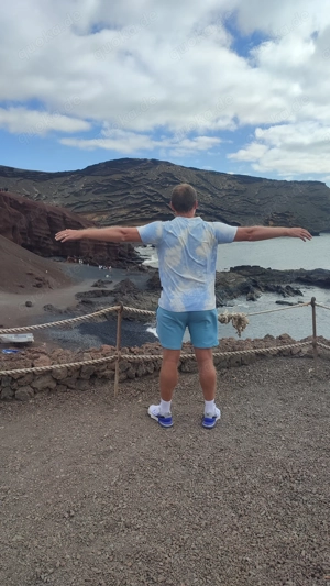 Ich suche eine Frau mit großen Brüsten, zögern Sie nicht, mir eine Nachricht zu senden.