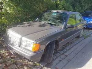 Mercedes-Benz 190 190 E 1.8 mit wenigen km rostfrei aus San Marino Bild 2