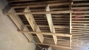 Holzregal aus schönem hellem Holz