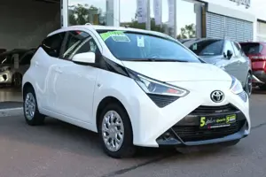 Toyota Aygo 1.0 x-Play Klima DAB Bluetooth USB TÜV neu Bild 4