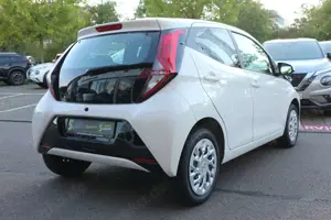 Toyota Aygo 1.0 x-Play Klima DAB Bluetooth USB TÜV neu Bild 5