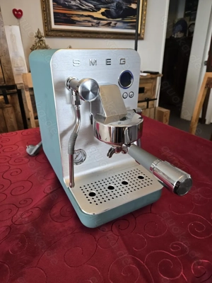 TOP SMEG Siebträgermschine mit Kaffeemühle Mahlkönig und Zubehör, NEUWERTIG