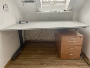 Höhenverstellbarer Schreibtisch