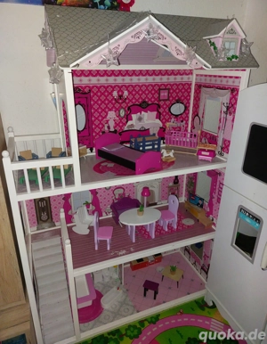 Puppenhaus mit Puppen und Zubehör 