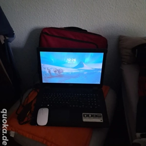 Acer Aspire mit Windows 11 und Tasche