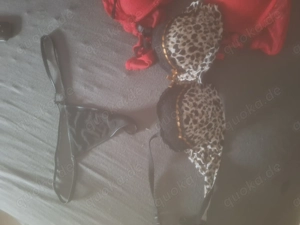 Getragene Slips beim Spielen angehabt