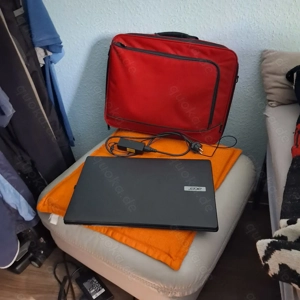 Laptop Acer Aspire mit Windows 11 und Tasche