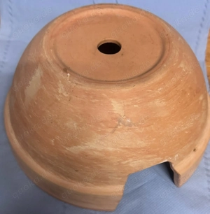   Blumenschale  aus Terrakotta umgebaut als Unterschlupf für Reptilien   