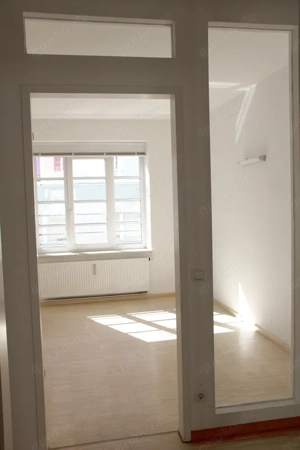 Heller Büro-Raum mit zwei Arbeitsplätzen in kreativer Bürogemeinschaft im Glockenbachviertel Bild 4