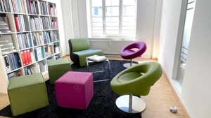 Heller Büro-Raum mit zwei Arbeitsplätzen in kreativer Bürogemeinschaft im Glockenbachviertel Bild 2