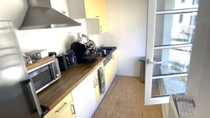 Heller Büro-Raum mit zwei Arbeitsplätzen in kreativer Bürogemeinschaft im Glockenbachviertel Bild 5