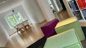 Heller Büro-Raum mit zwei Arbeitsplätzen in kreativer Bürogemeinschaft im Glockenbachviertel Bild 3