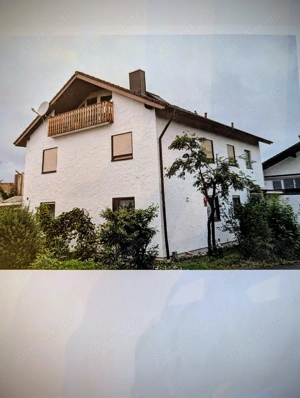 Freistehendes Zweifamilienhaus mit Doppelgarage und großem Garten bei Göppingen Gammelshausen