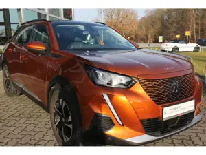 Peugeot 2008 (e-) Allure Pano Navi RFK Klima App 11kW Bild 4